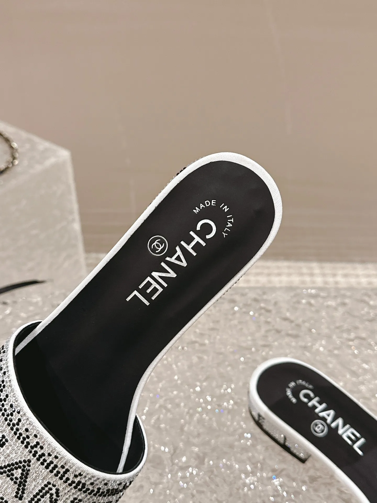 👟👟Ex-factory price 440👟👟 Women's shoes, women's clothing, Xiaoxiang, black rhinestones with large letters, Chanel rhinestone slippers, really such blingbling slippers full of diamonds, both classic and artistic, you can style your daily street style. The characteristic is that the hot diamonds are particularly shiny. They are made with heavy craftsmanship and are not easy to fall off. They have the sexy temperament of celebrities and are versatile. Color: black white 35-41